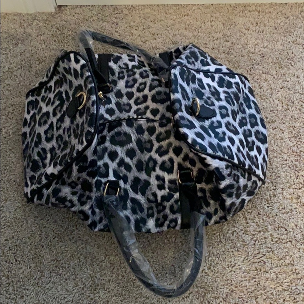 Women’s overnight duffel bag